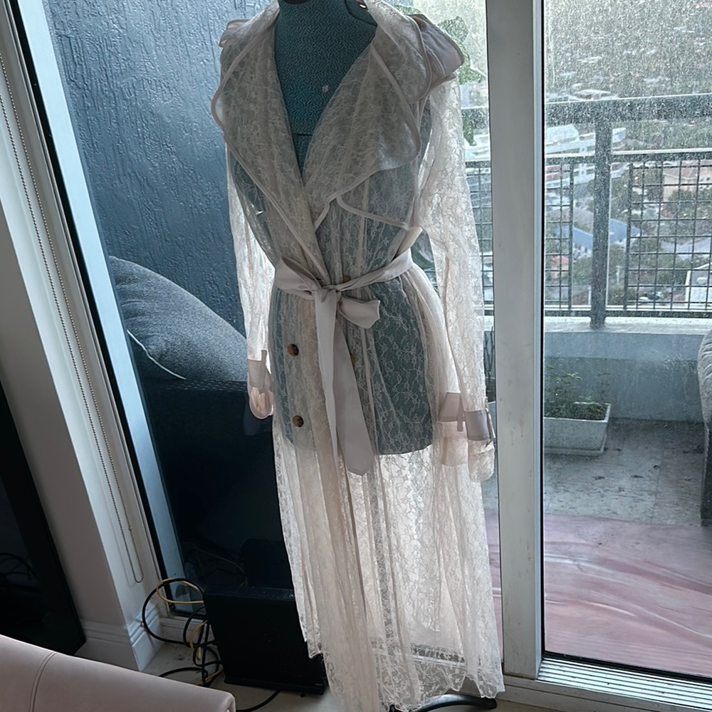 Elegant Lace Robe in White